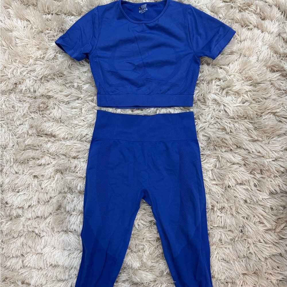 Royal Blue Seamless 2-Piece Workout Set (Size L) - Picture 3 of 7